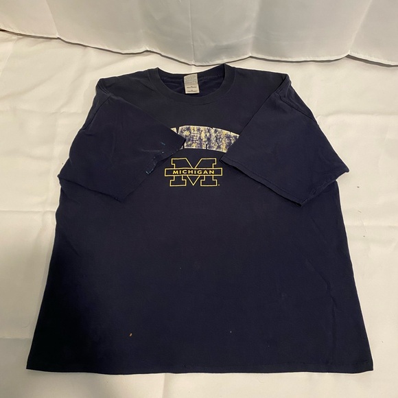 Vintage 90’s Gildan UofM Wolverines T-Shirt - Picture 4 of 4